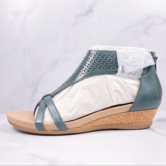 earth pisa olea wedge sandal